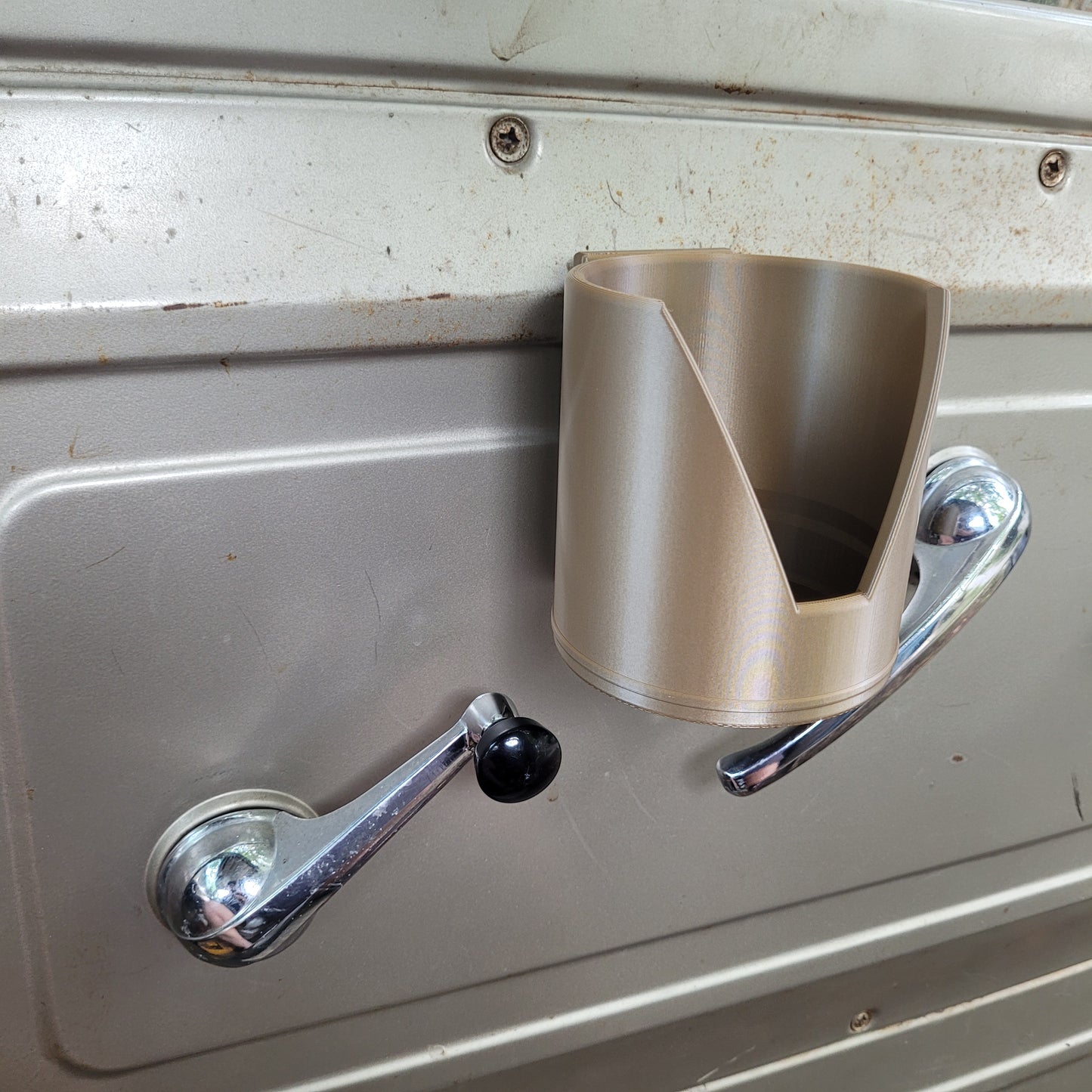 Grabby 2.0 - Magnetic Cup Holder & Console